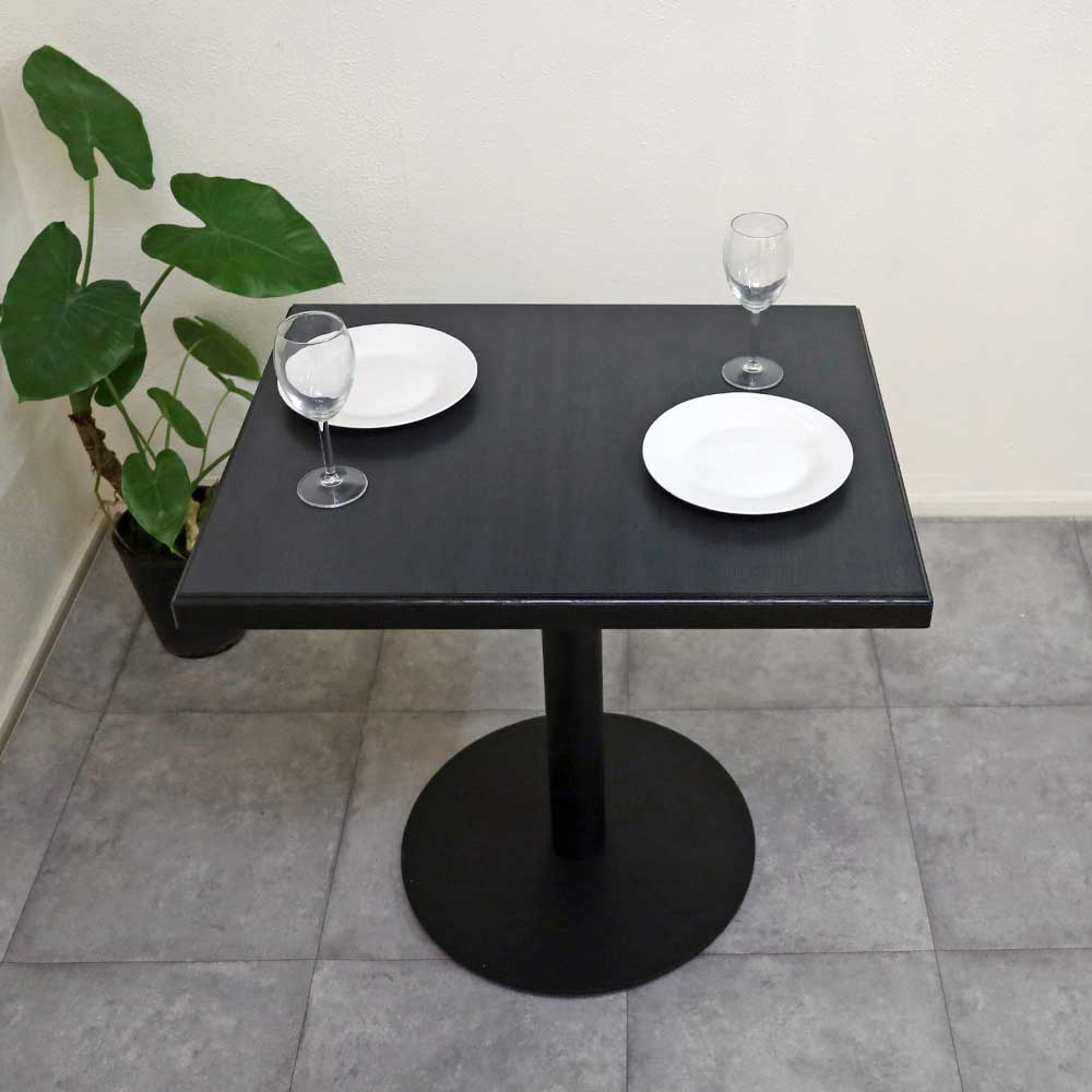 上品な色合いの飲食テーブル