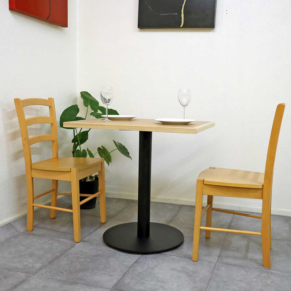 ナチュラル色の飲食店テーブル