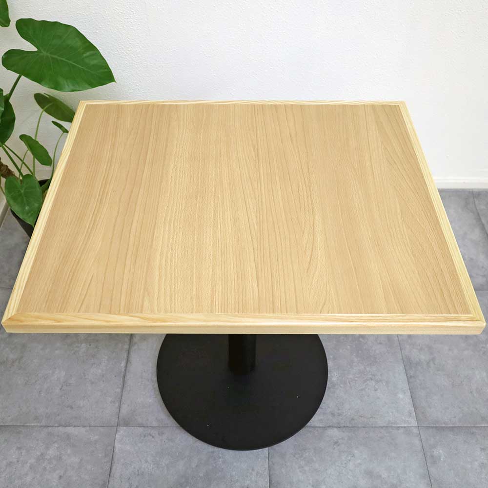 ナチュラル色の飲食店テーブル