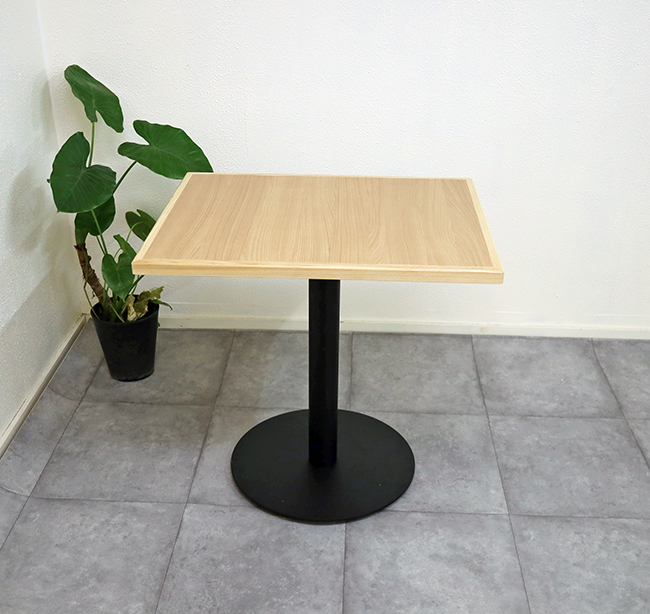 明るめの天板テーブル