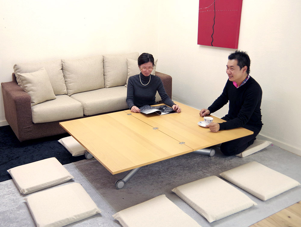 大小兼ねられ、座卓にもなるテーブル