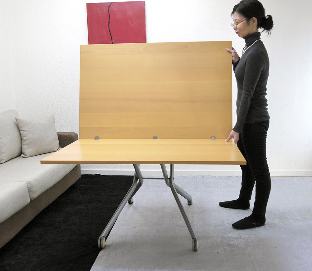 脚がじゃまにならないのも良いと評価いただいた昇降テーブル