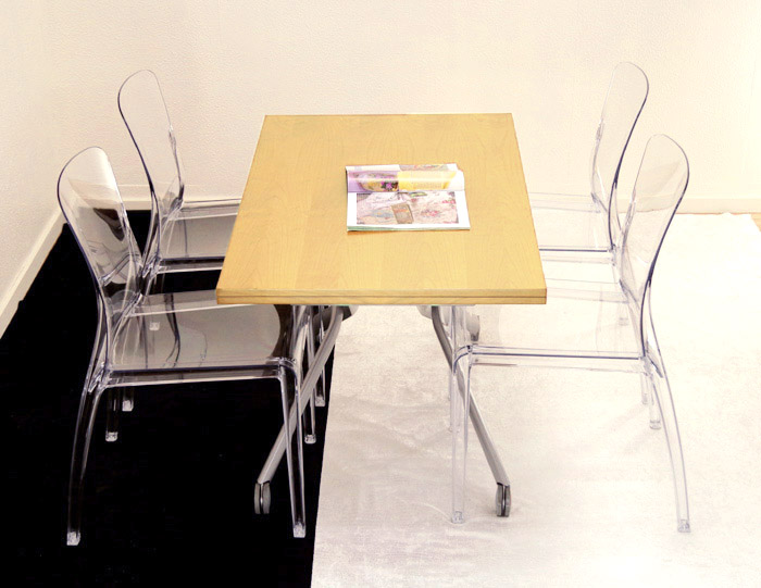 足が邪魔にならない昇降式テーブル，