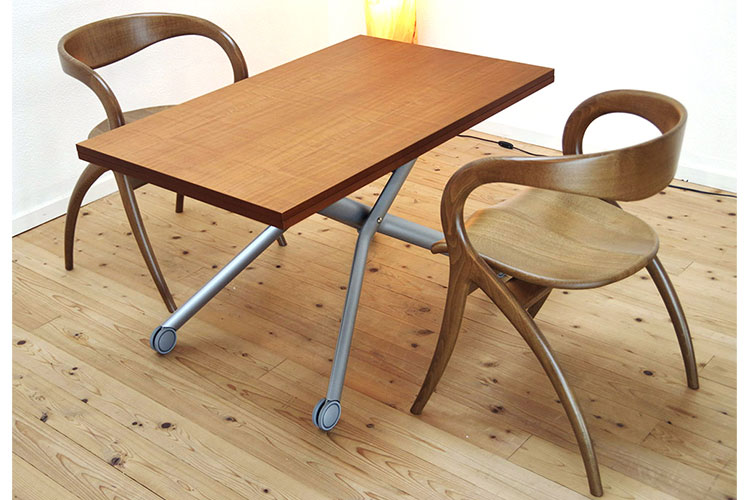 安定感があるにもかかわらず移動はしやすいと好評のリフティングテーブル