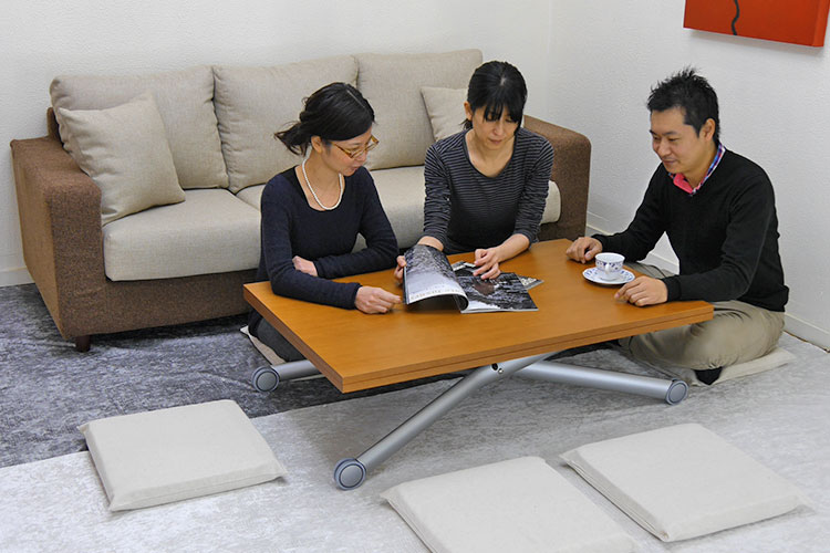 脚が邪魔にならず、四方から足を伸ばして座る事ができる昇降テーブル