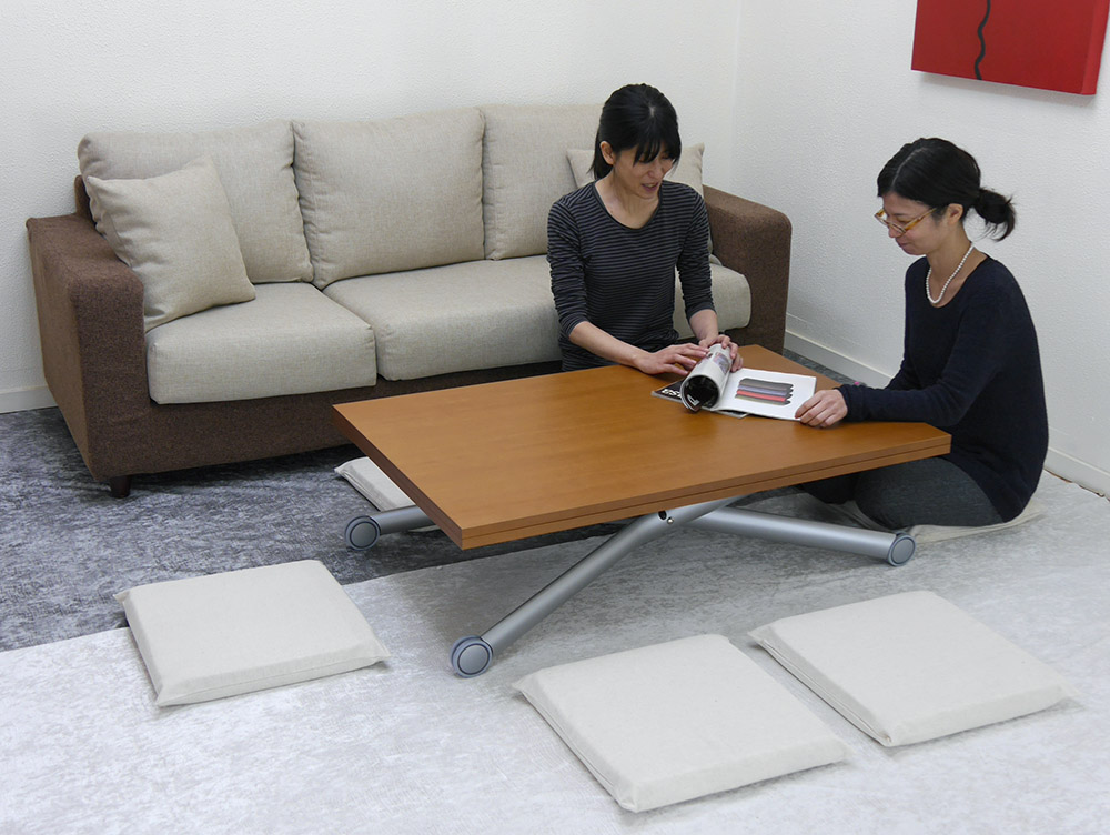 テーブルの足が邪魔にならない昇降テーブル