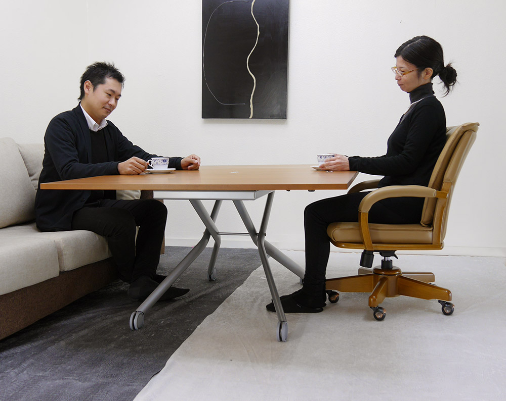 ソファー前でも大きさ、高さを変えれるテーブル