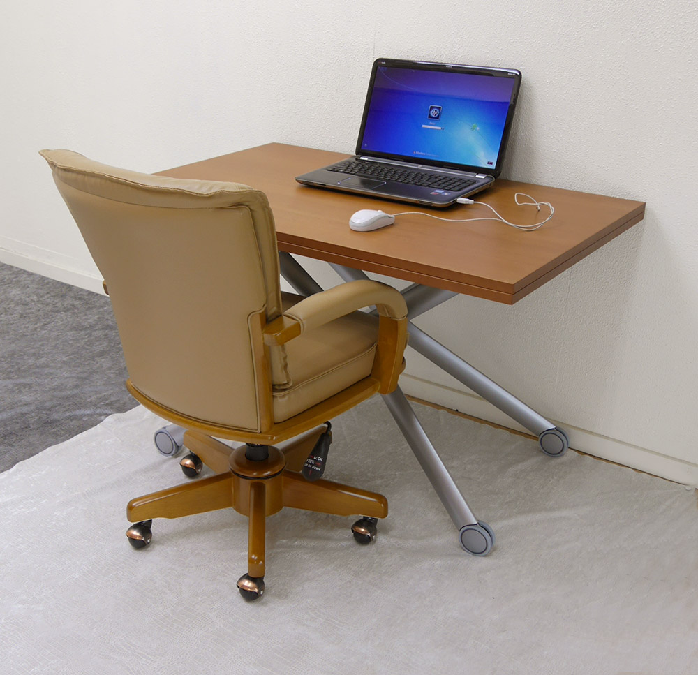 木のぬくもりがある綺麗な机