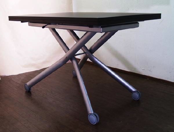スタイリッシュな上、機能性が高い昇降式テーブル