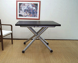 テーブルの下に車椅子が入れるテーブル