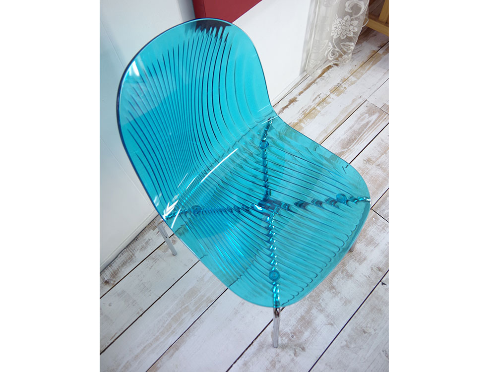 クリアブルーのカッコイイ椅子