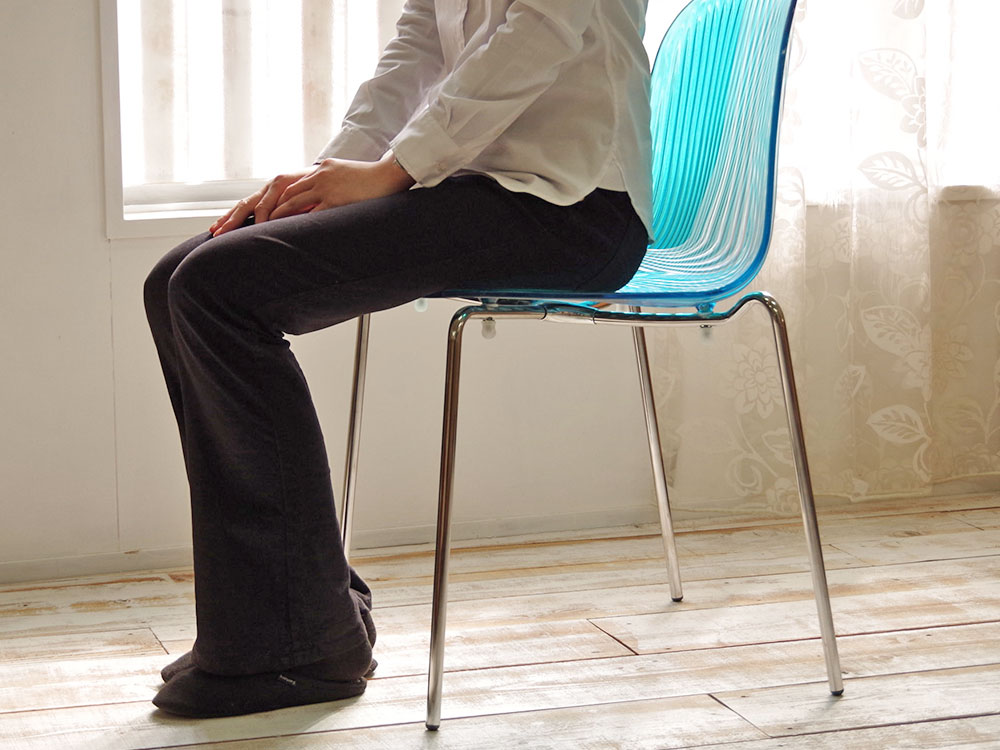 クリアブルーのお洒落な椅子