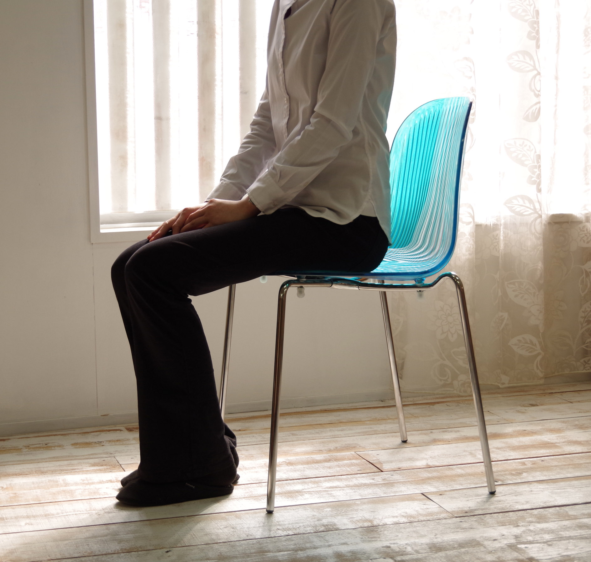 クリアブルーが爽やかなデザイナーズチェア