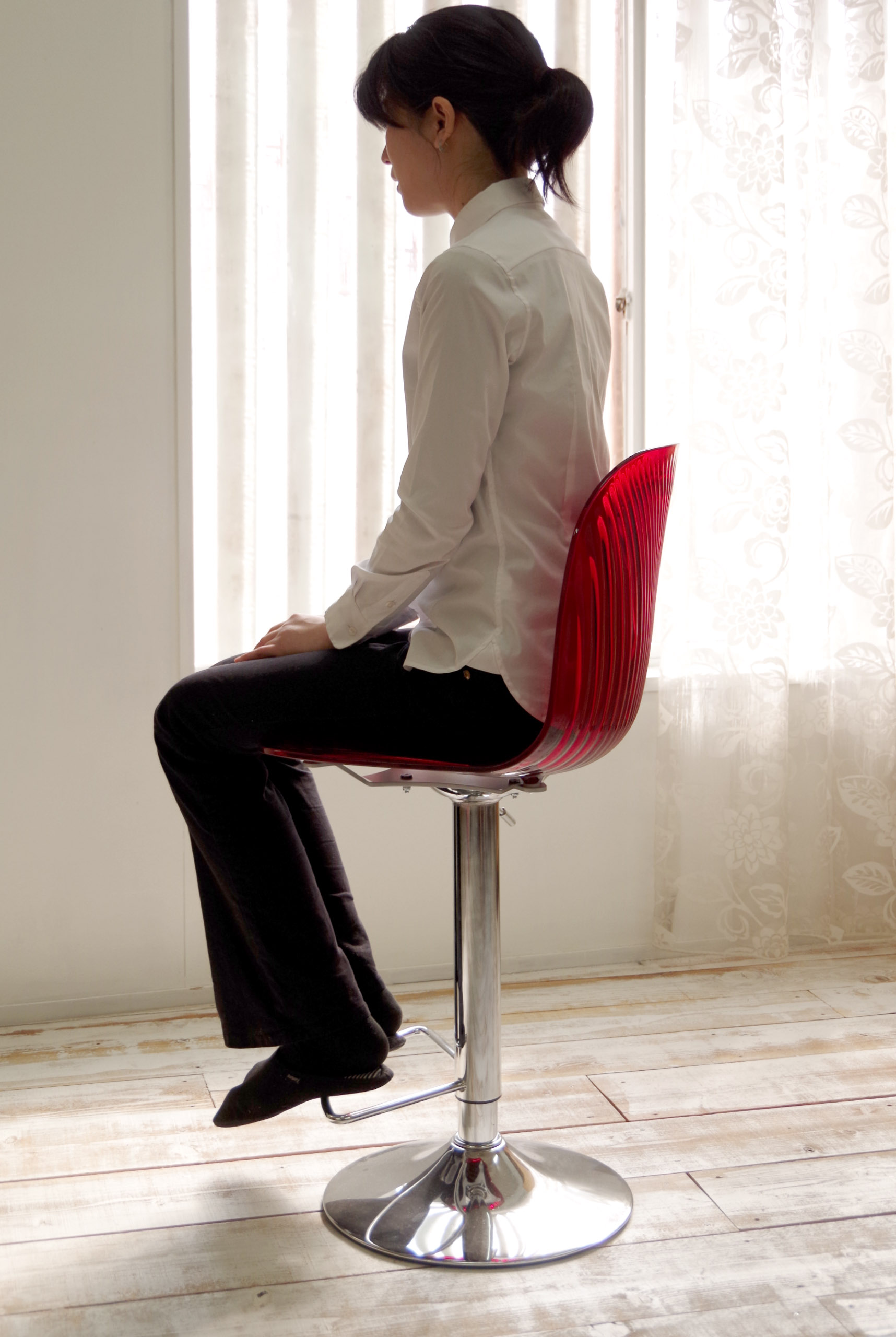 レッドが鮮やかな昇降カウンターチェア
