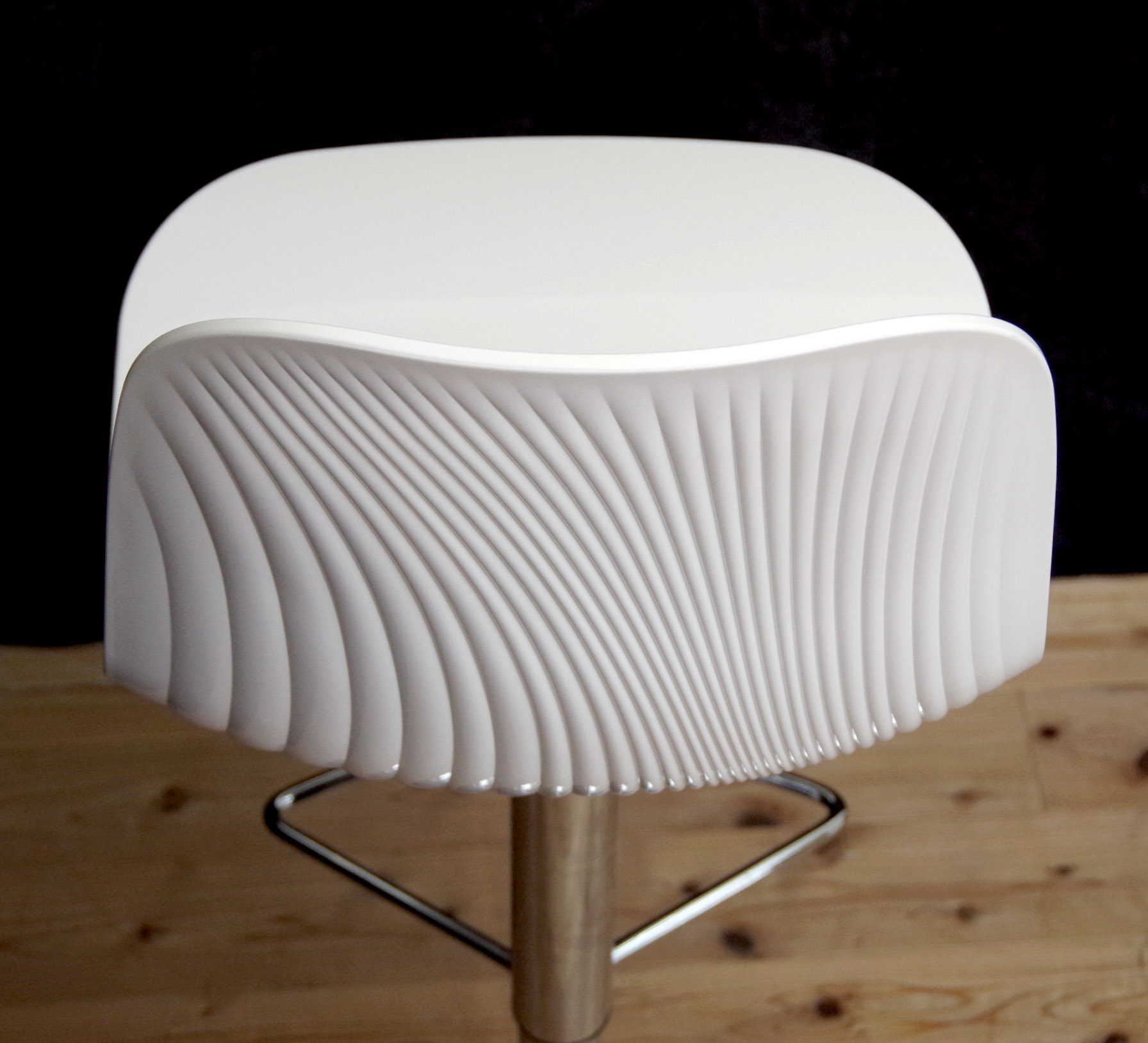貝殻のような白いカウンターチェア
