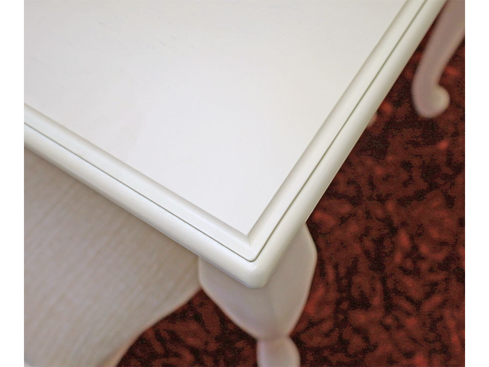 ラッカー塗装の猫脚テーブル