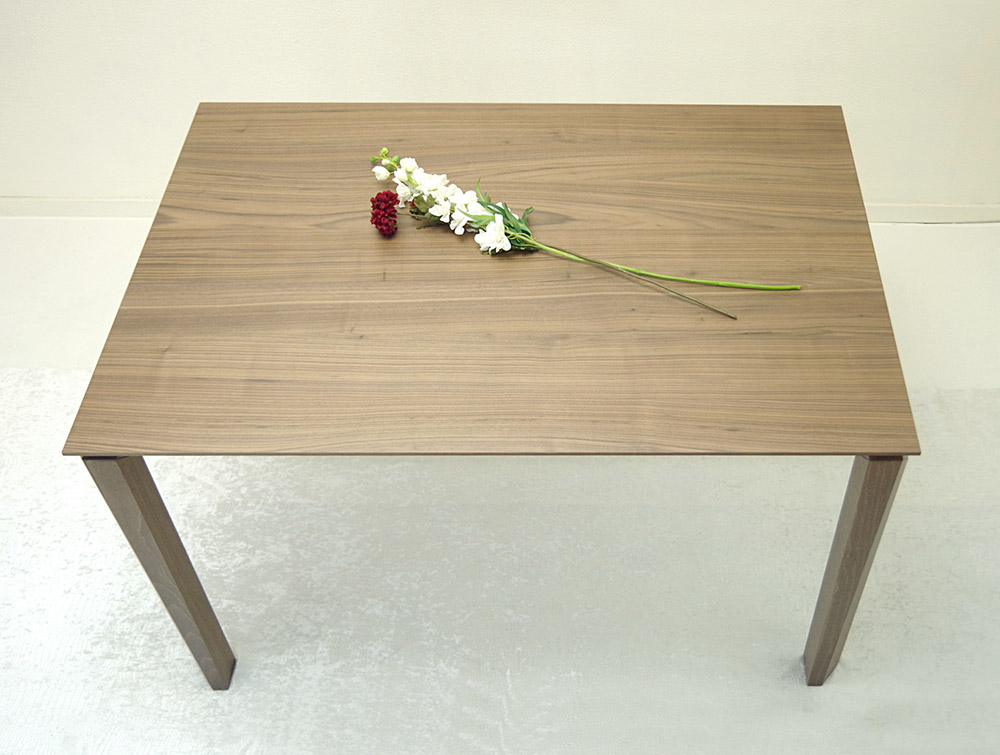 ウォールナットカラーの伸長テーブル