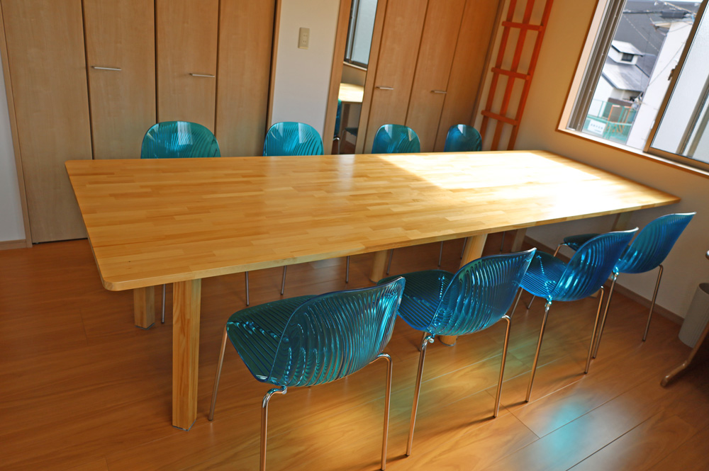 会社の会議用テーブルに合わせたデザイナーズチェア