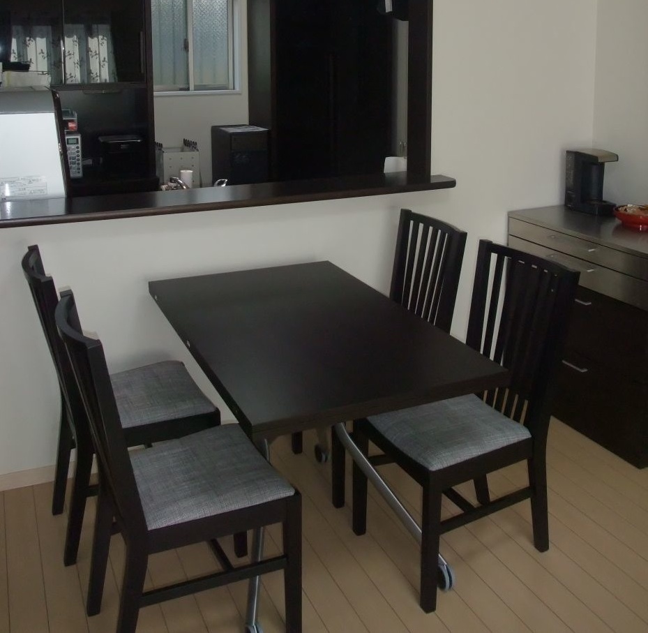 部屋が広く使えて、デザインもかっこいいテーブル