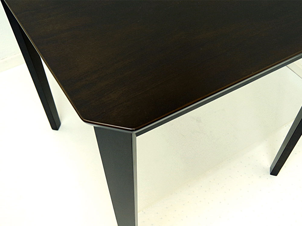 角がないため安心なダイニングテーブル