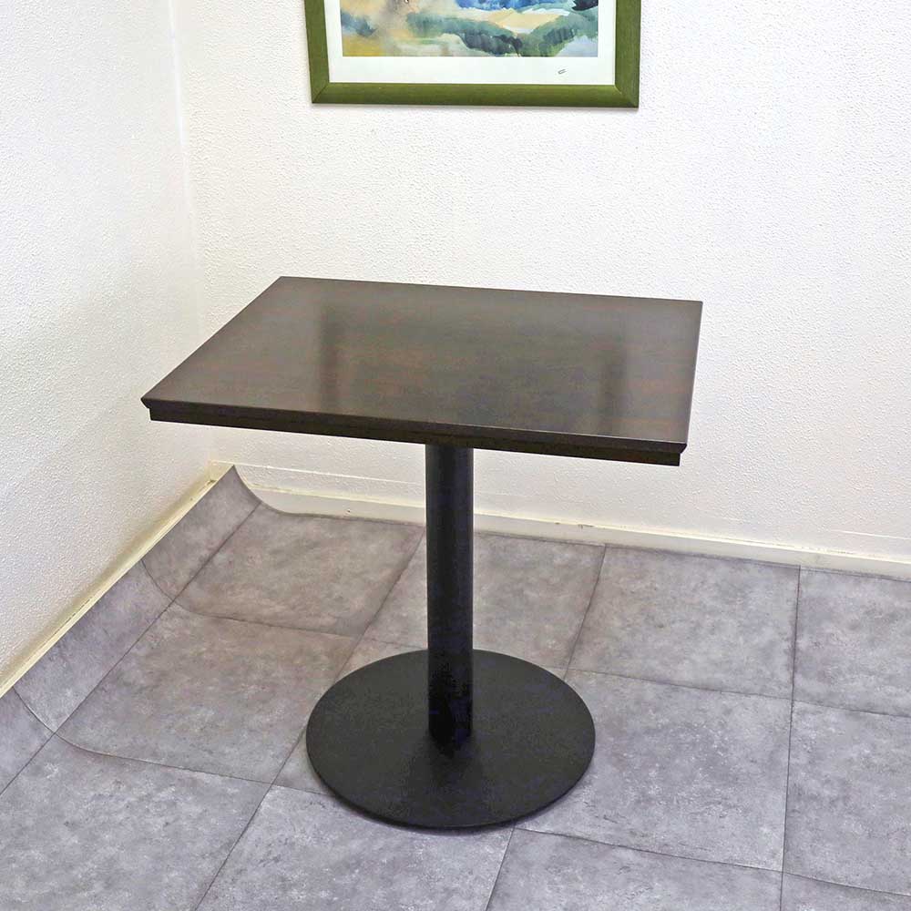 上品な色合いの飲食テーブル