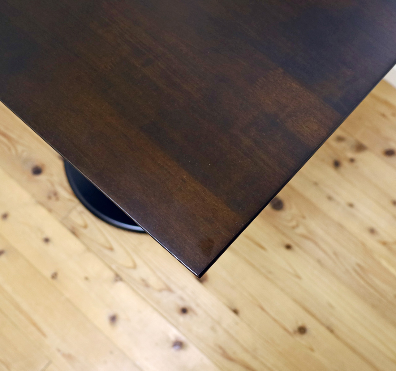 こげ茶の高級感のあるテーブル